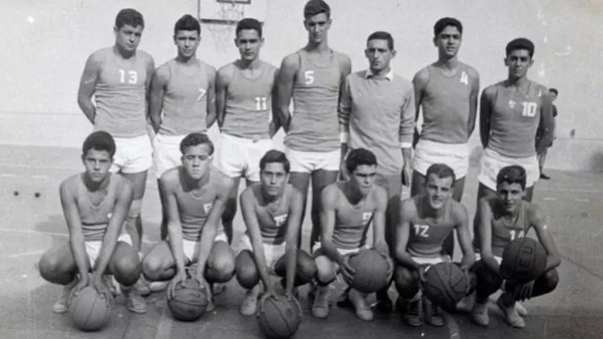Equipo del Colegio Claret en los años de Segunda División. Archivo publicado por CB Gran Canaria.